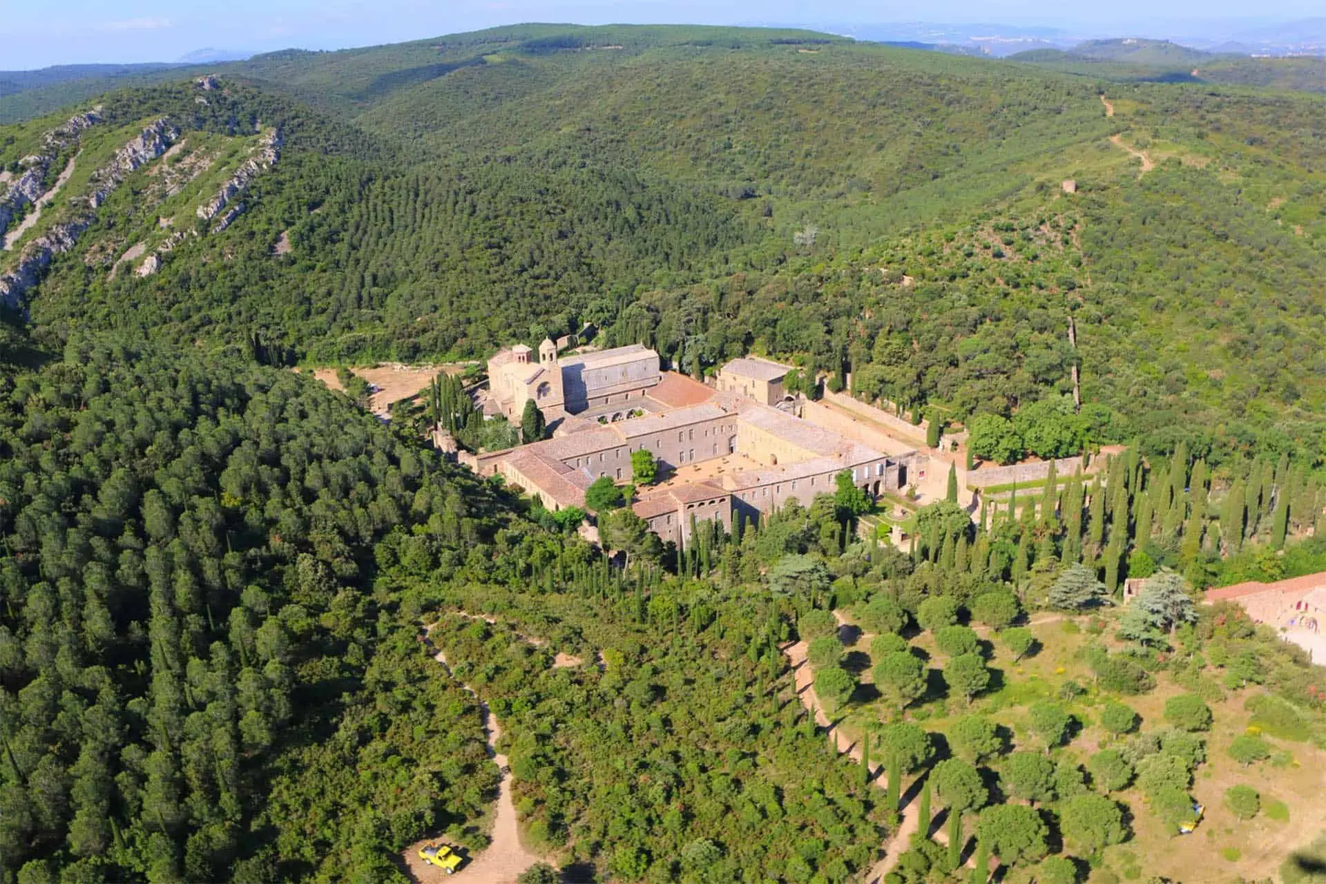 Vue aérienne de l'abbaye de Fontefroide